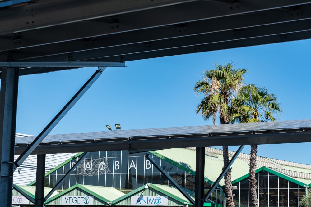 Une ombrière de parking installée sur le parking de l