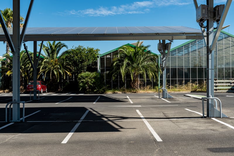 Vue sur le parking de la jardinerie BAOBAB, équipé d'ombrières photovoltaïques. 