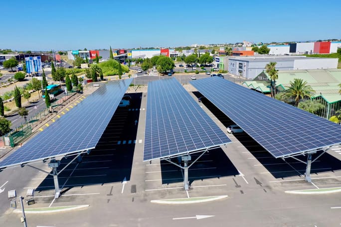 Vue d'ensemble de l'ombrière de parking réalisée pour la jardinerie BAOBAB.